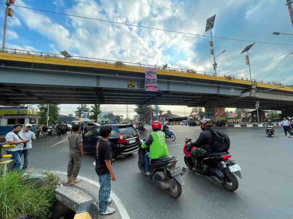 Poros Pemuda Banjarmasin Bentangkan Spanduk Di Play Over, Desak Transparansi Anggaran Keamanan Rumah Ketua DPRD Dan Proyek Jembatan Cusa